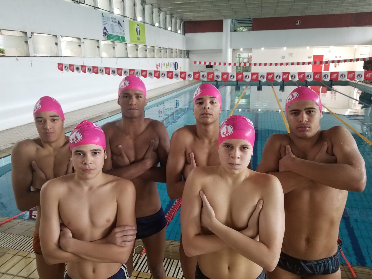 Equipe de natação adere campanha do Outubro Rosa