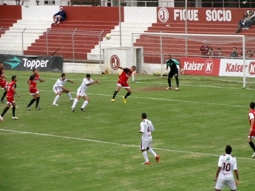 Equipe profissional vence e fica próxima da classificação