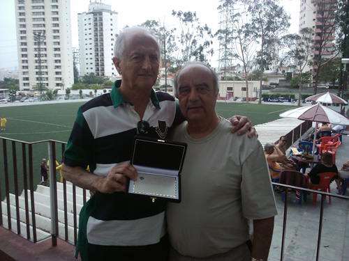 Antonio Ruiz laureia associados do futebol de campo