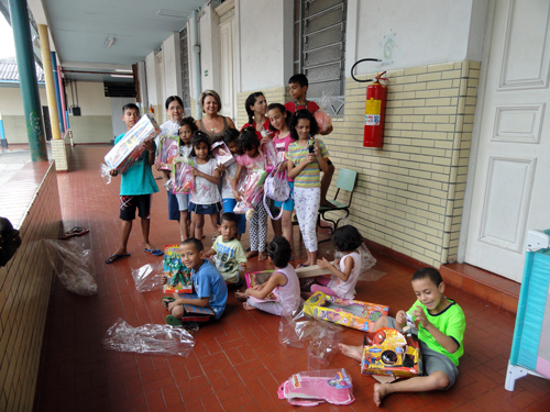 Clube Grená distribui donativos arrecadados no Natal