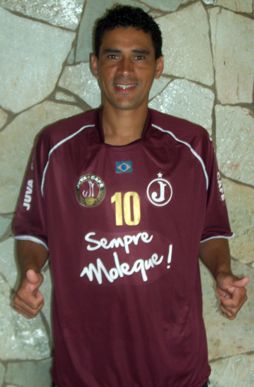 Junai acerta com Juventus