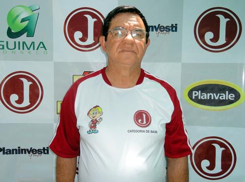 Treinador defende posição de linha dura