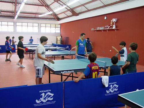 Aula de Tênis de Mesa faz sucesso no Clube
