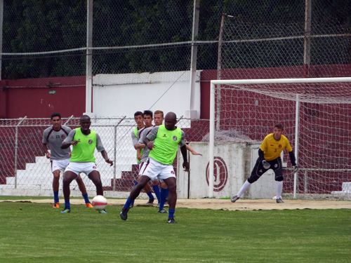 Juventus encara Independente em busca do G8
