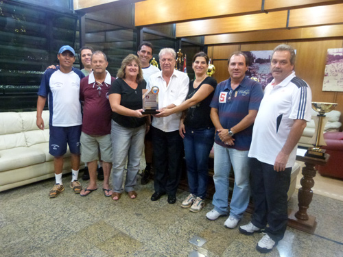 Tenistas entregam troféu de campeãs para o presidente