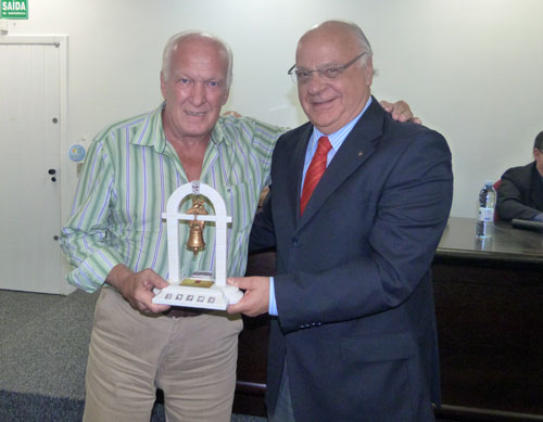 Clube Grená recebe Troféu pelo Papai Noel Gigante de 2011
