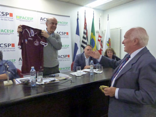 Serra recebe camisa do Juventus