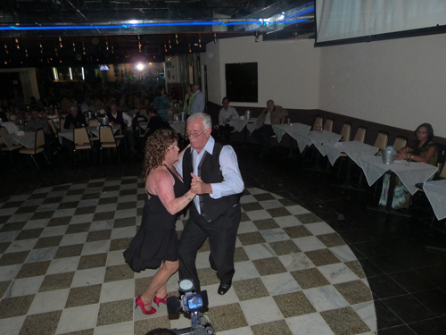 Casal juventino disputa a grande final de Os Reis do Baile