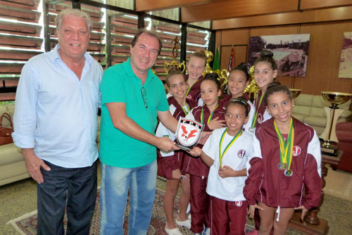 Atletas da GR exibem troféu conquistado no Torneio Nacional