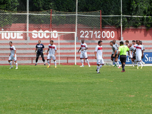 Moleque vence o Flamengo em jogo-treino