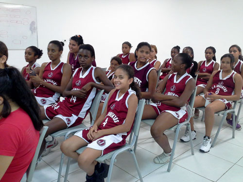 Equipe Feminina de Basquete faz exames e avaliações médicas no CETE
