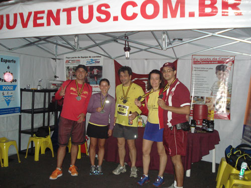 Equipe de corrida participa da “Night Run”