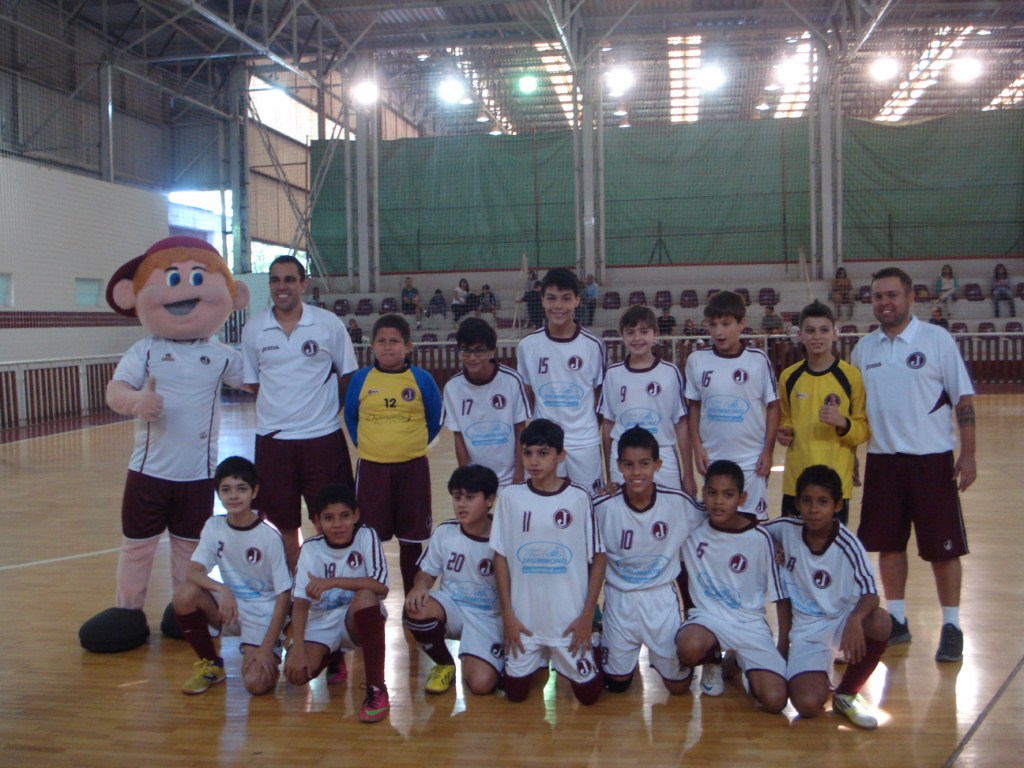 Moleque enfrenta AOPM na Escola de Futsal
