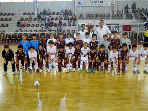 Moleque vence 02 partidas, perde 02 e empata 01 no Futsal
