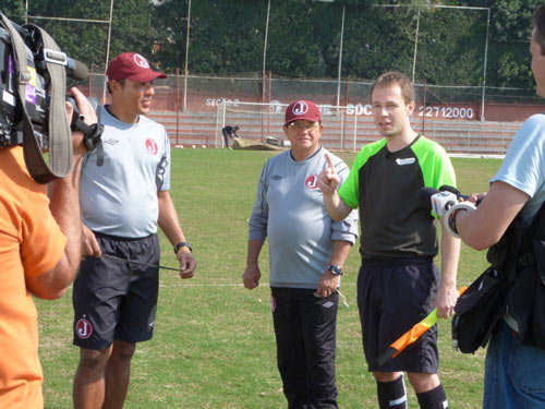 Tiago Leifert atua como Bandeirinha na Javari