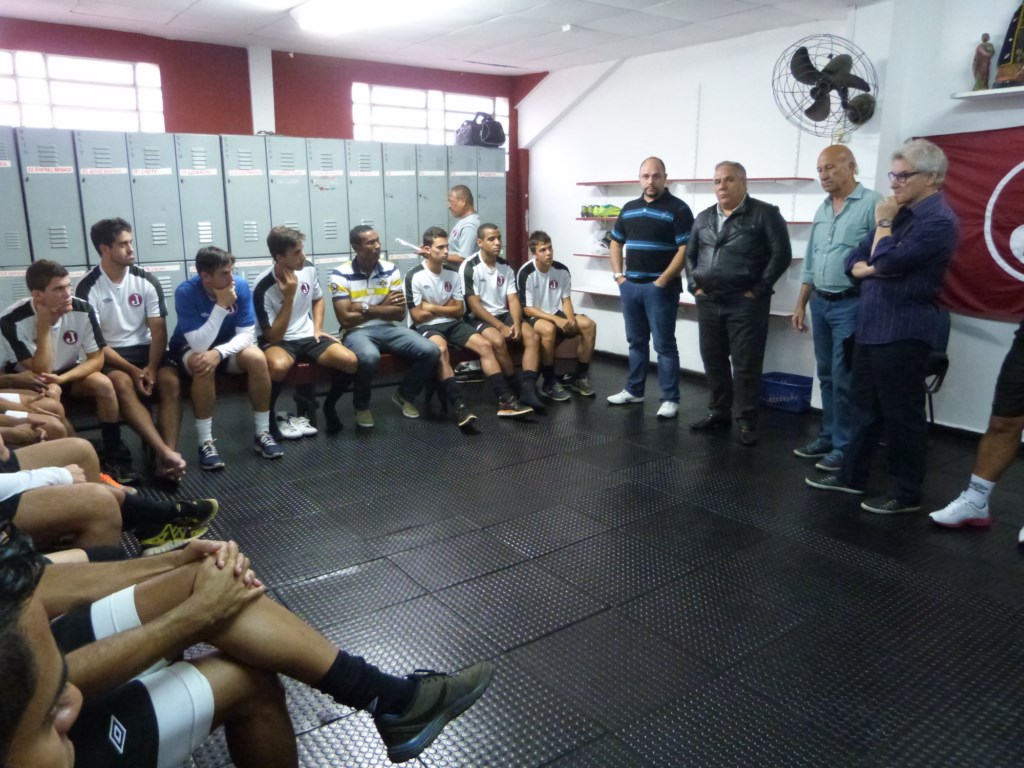 Com novatos e caras conhecidas, elenco grená se apresenta na Javari