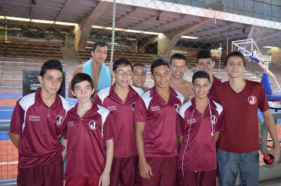 Nadadores grenás reduzem seus tempos no Torneio Regional