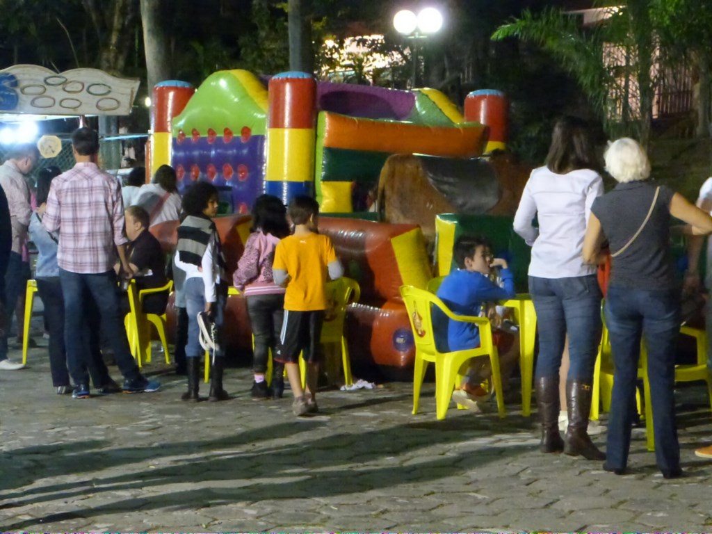 Muita diversão e cardápio diversificado marcam arraiá juventino