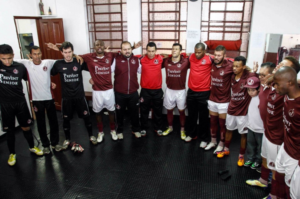 Time grená cede empate na Javari