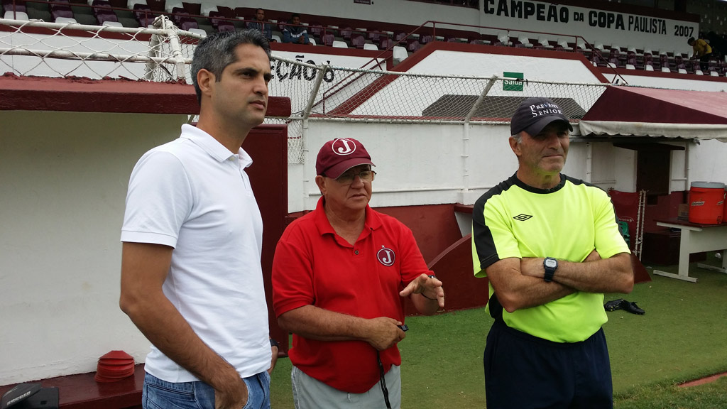 Rodrigo Santana observa treino do Sub 19