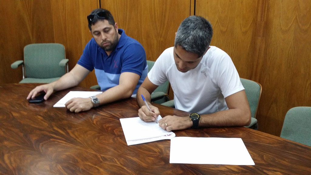 Rodrigo Santana assina contrato e segue no comando do Juventus