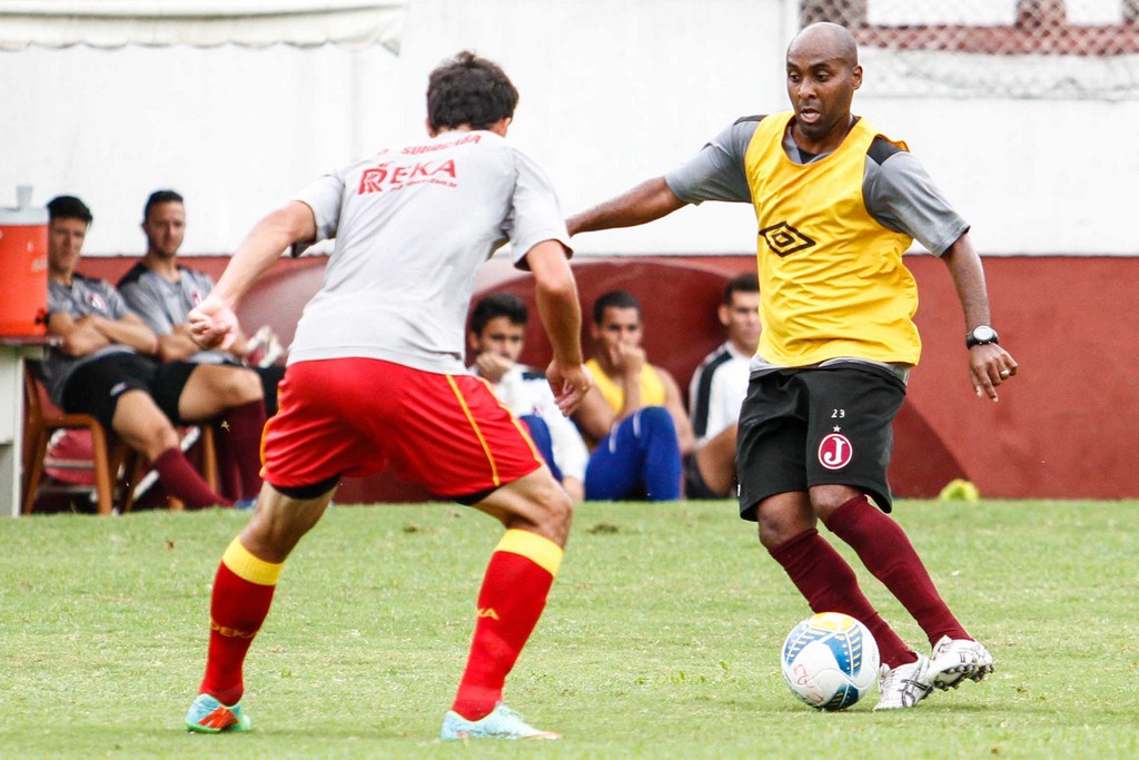 Equipe profissional vence o primeiro amistoso de 2015