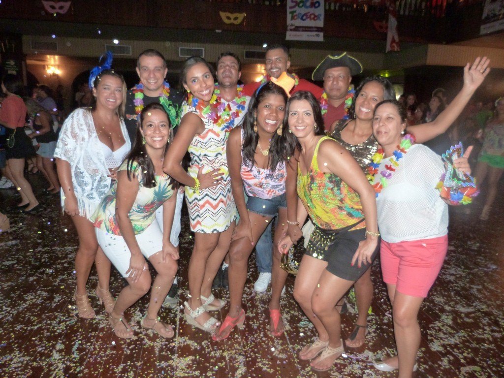 Foliões se divertem na terceira noite de Carnaval no Juventus
