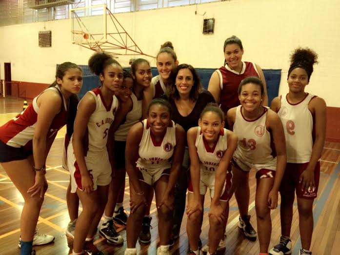 Ex-atleta de Basquete e hoje Fisioterapeuta faz trabalho com as meninas do Juventus