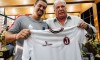 São Paulo,SP,Brasil 06 de Janeiro  2016 -VISITA PEROLAS NEGRAS HAI JUVENTUS - O técnico Rafael Novaes (e) recebe uma camisa de Rodolfo Cetertick  presidente do Clube Atlético Juventus  durante visita dos jogadores do Perolas Negras a sede social do Clube.Vianna/Eleven).