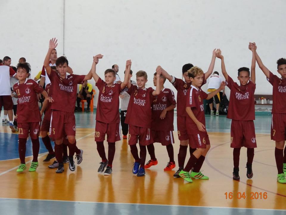 Moleque vence 04 partidas e empata 01 no Metropolitano de Futsal