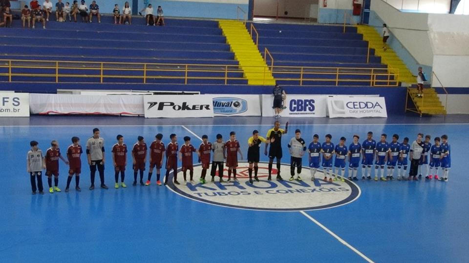 Moleque vence 04 partidas e perde 01 no Estadual de Futsal