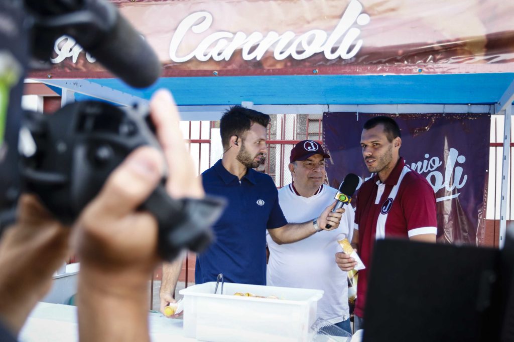 Deola participa ao vivo do Programa Os Donos da Bola