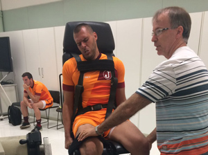 Atletas fazem testes para determinar o adequado equilíbrio muscular