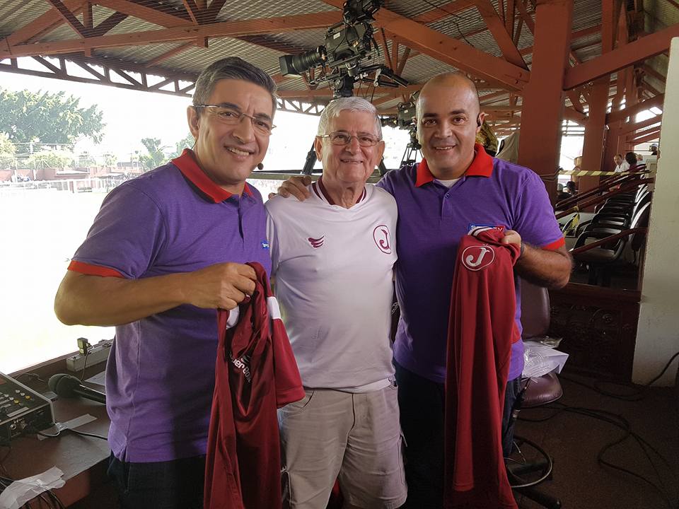 Sanches presenteia profissionais do SPORTV com camisas oficiais