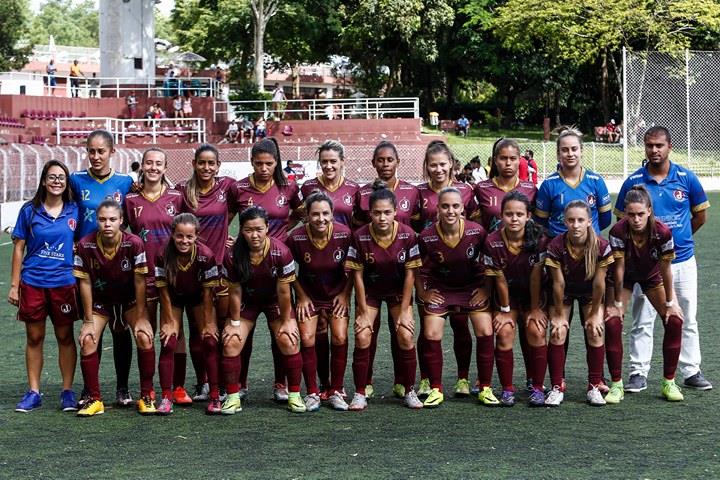 Meninas caem diante do Corinthians