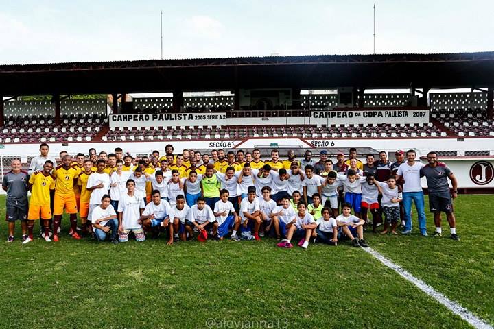 Elenco juventino recebe alunos da Liga Solidária