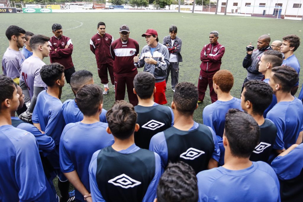 Fernando Diniz ministra palestra e orienta treino do Sub 17