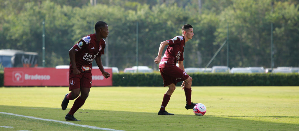 Sub-20 sai atrás, mas consegue empate na estreia