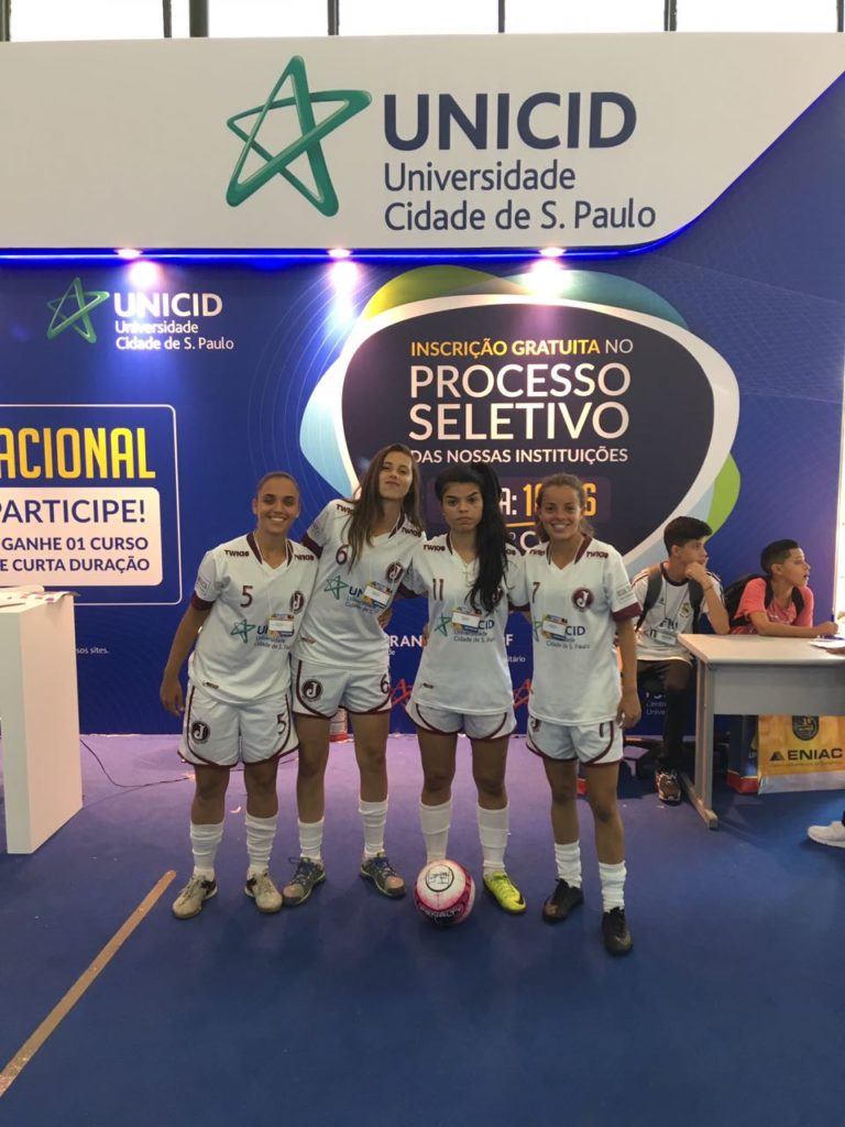Equipe feminina visita Feira do Estudante