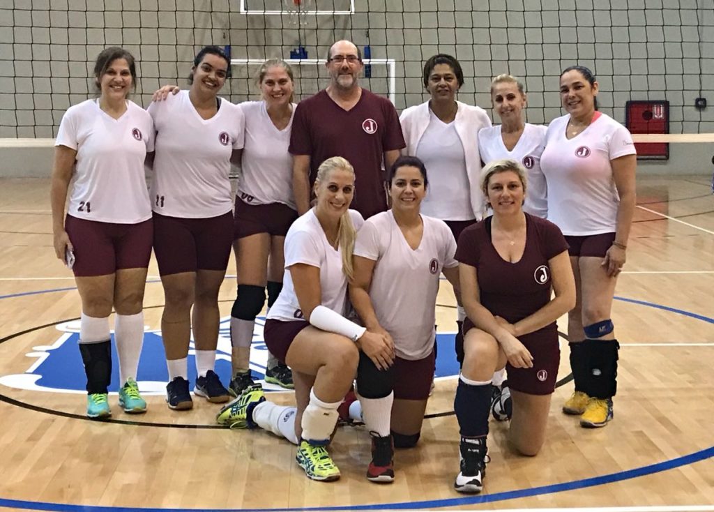 Partidas de vôlei marcam noite na Sede Social