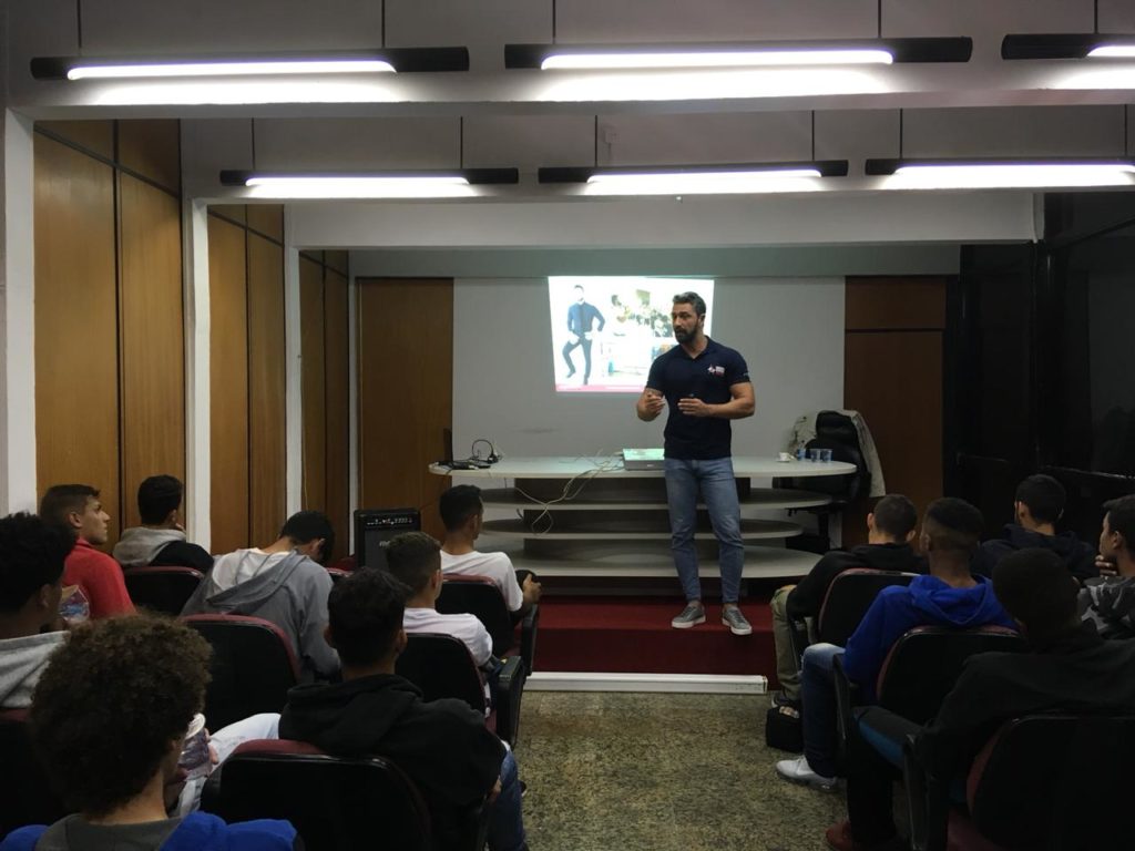 “Chega de abuso”: Base do Juventus assiste palestra