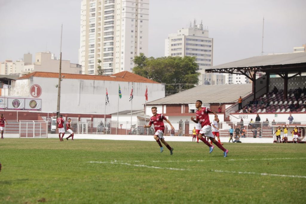 Sub-17 empata com o Santos sob forte calor