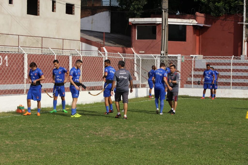 Futebol profissional inicia semana com novidade