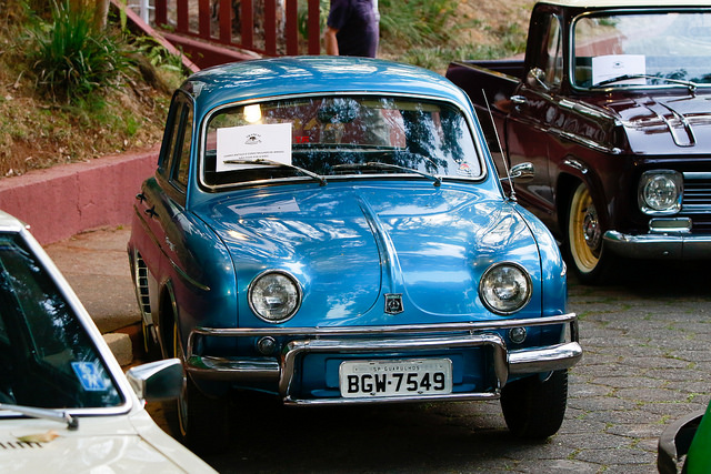 Exposição de carros antigos no Arraiá do Juve