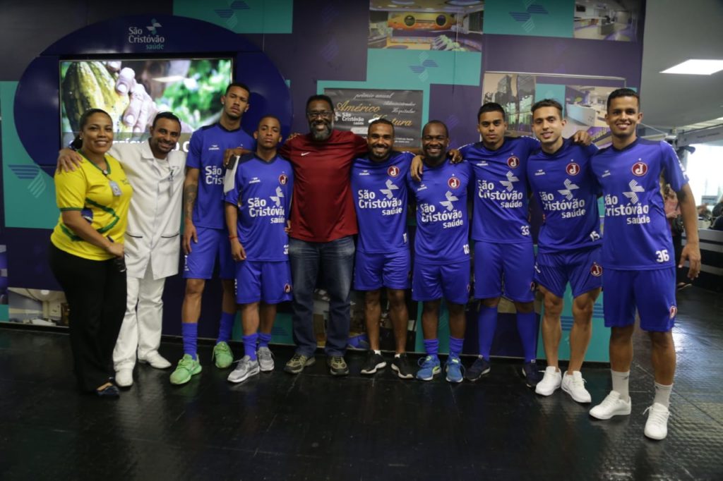Futebol profissional passa por exames médicos
