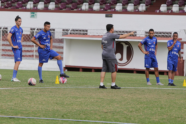 Alex Alves relaciona nomes para jogo-treino contra o São Bento