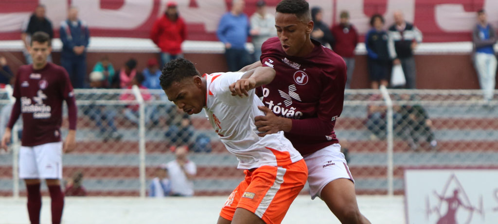 Da base ao profissional, a superação para jogar no time de cima