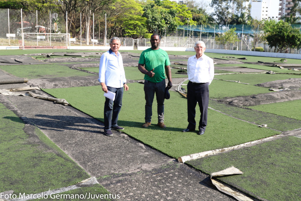 Reforma do campo: Grama sintética começa ser trocada