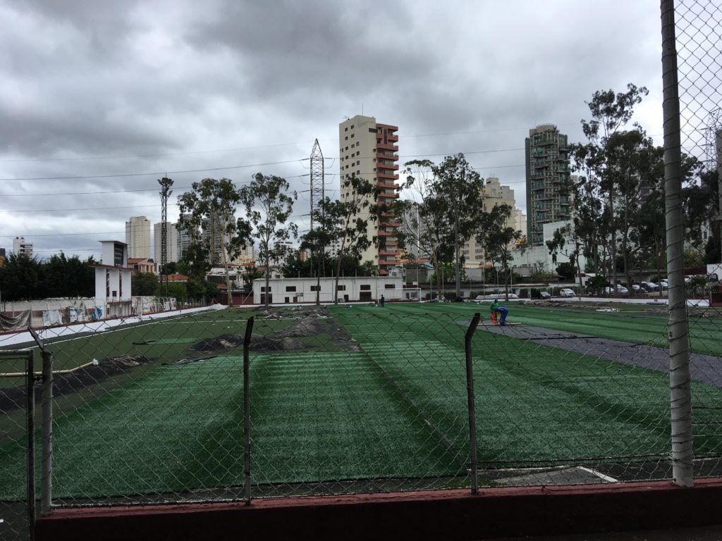 Campo sintético em fase final de reforma
