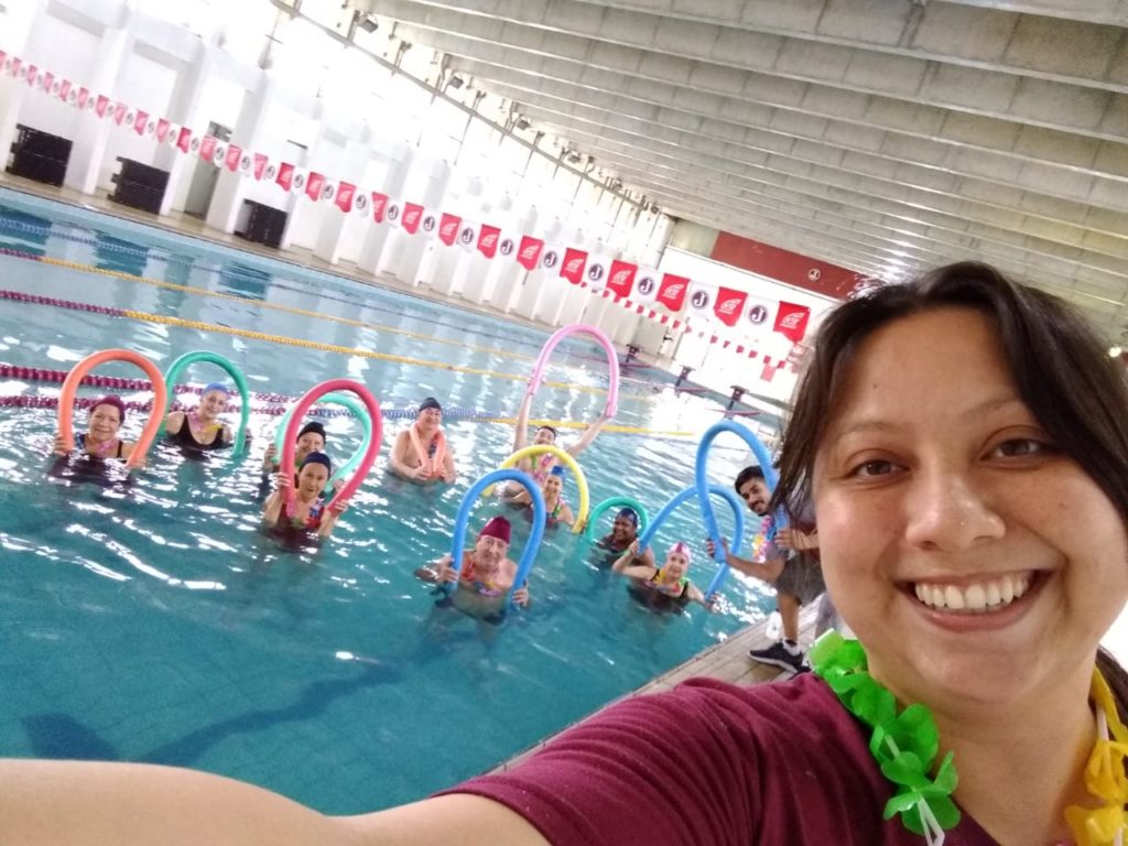 Hidroginástica é tomada pela temática da primavera